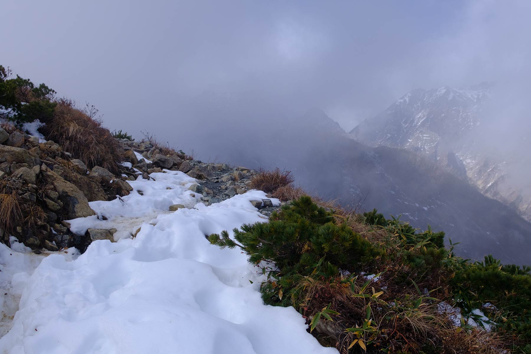 Wanderung im Schnee zum Mt. Karamatsu in Nagano, Japan