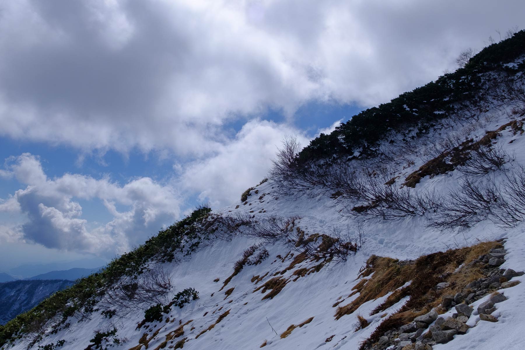 Wanderung im Schnee zum Mt. Karamatsu in Nagano, Japan