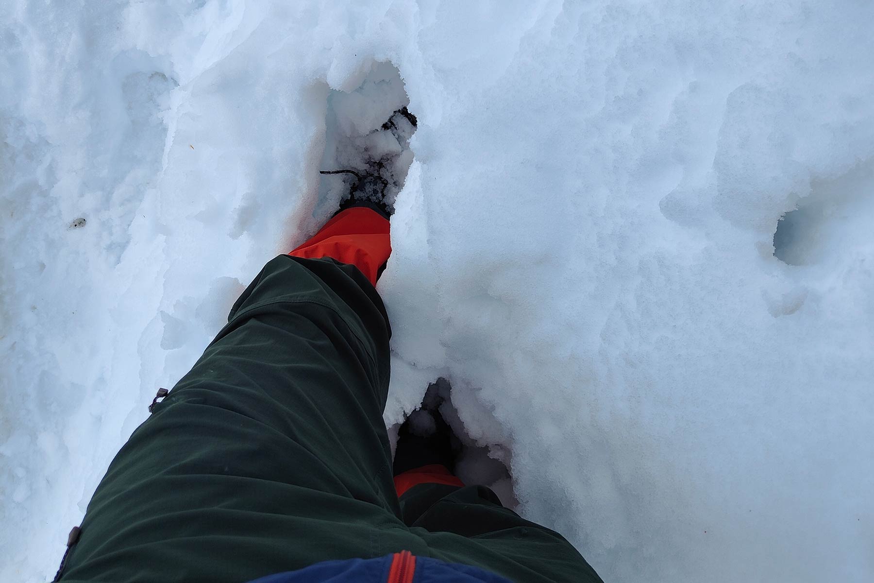 Wanderung im Schnee zum Mt. Karamatsu in Nagano, Japan