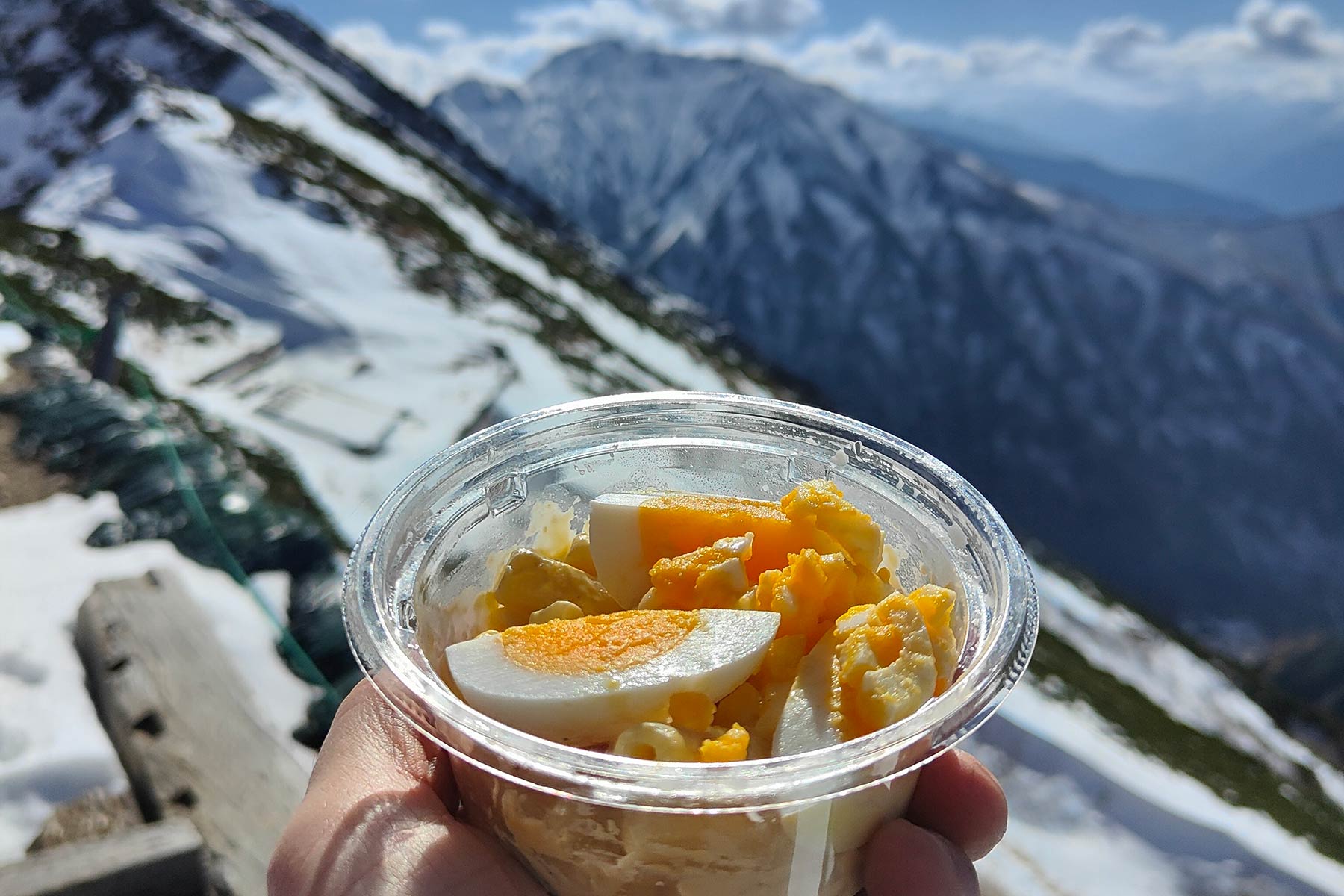 Kartoffelsalat mit Ei Snack am Fuße des Mt. Karamatsu in Nagano, Japan