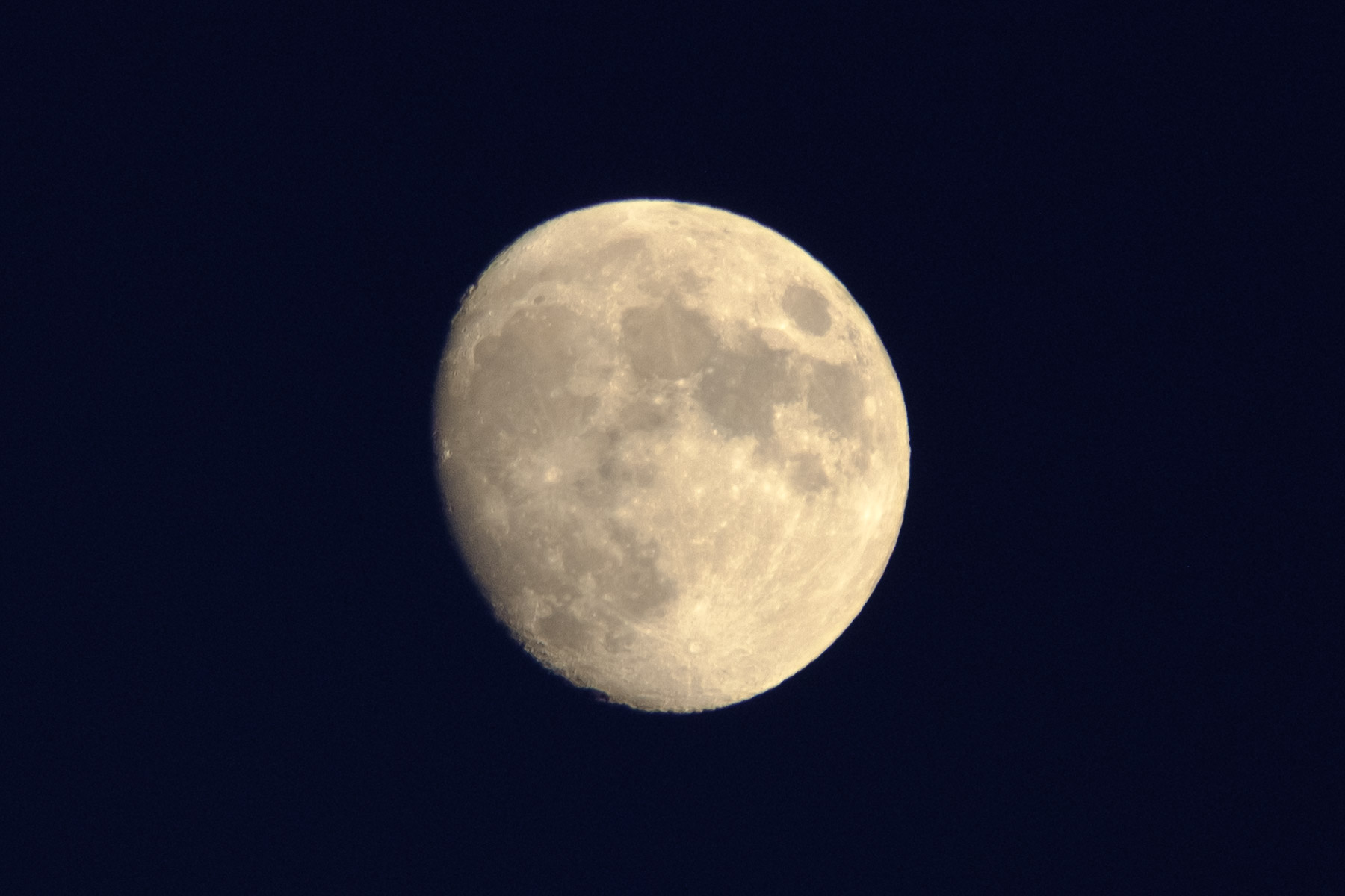 Mond über Hakuba in Nagano, Japan