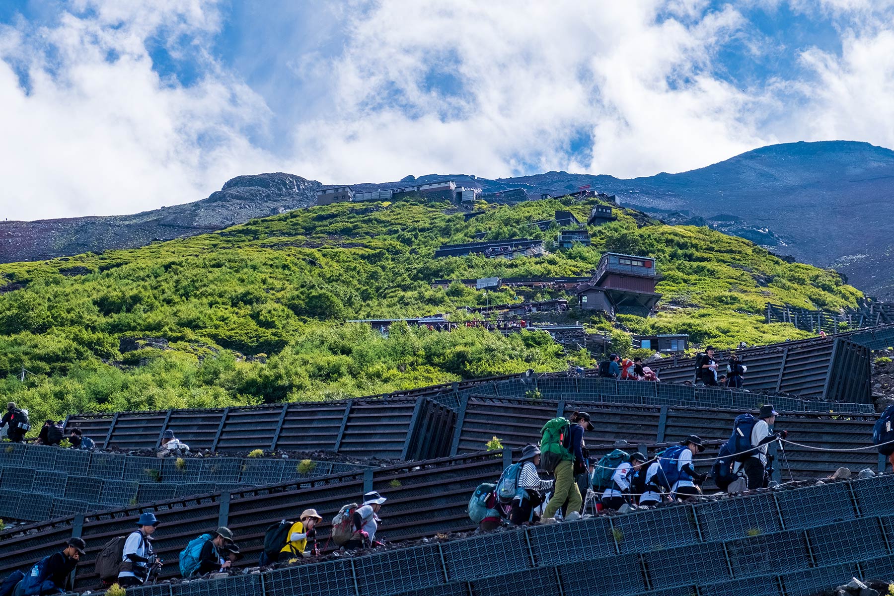 Bergwanderer in den Serpentinen am Mt. Fuji