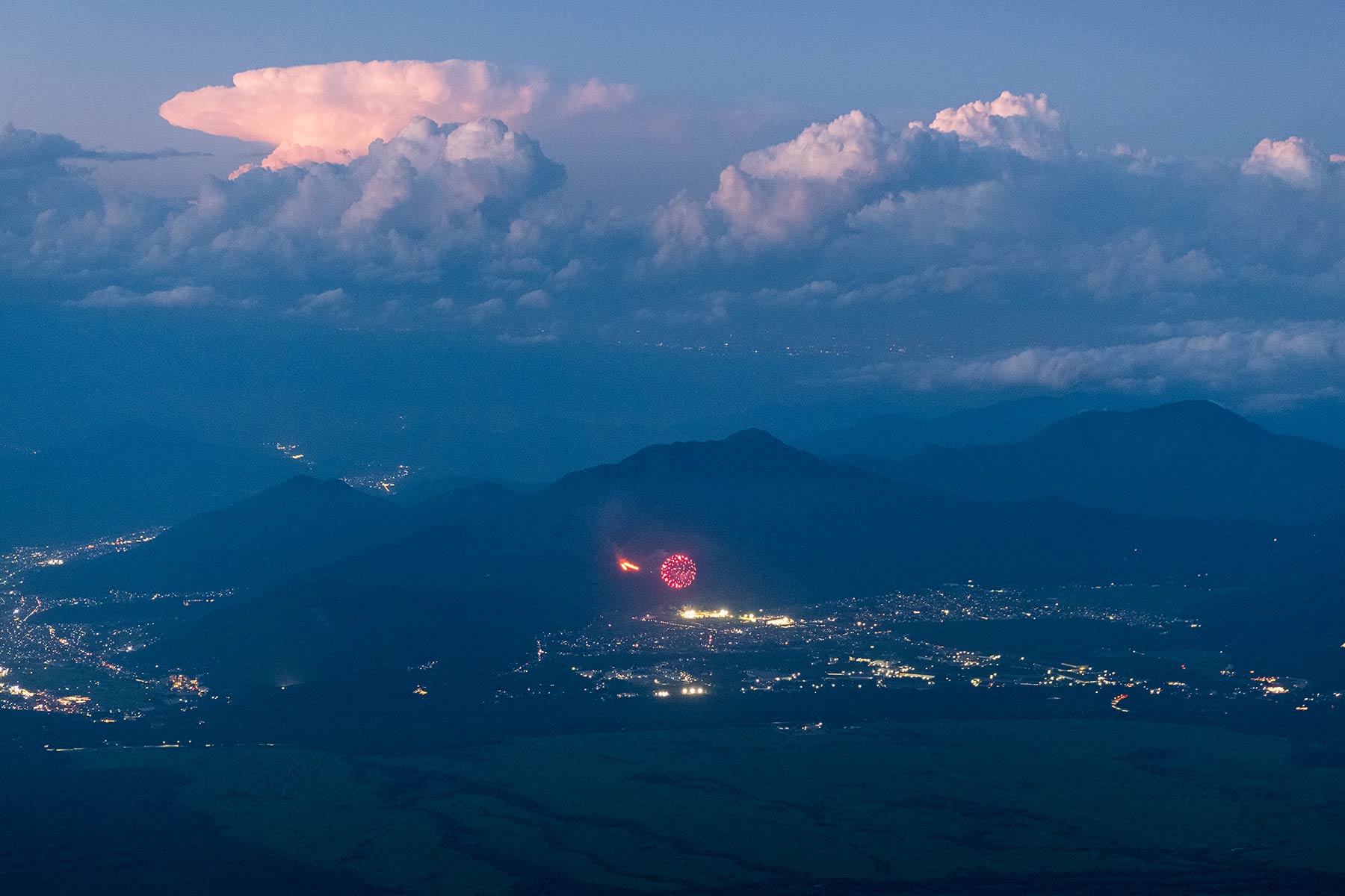 Blick auf Oshino mit Feuerwerk vom Mt. Fuji