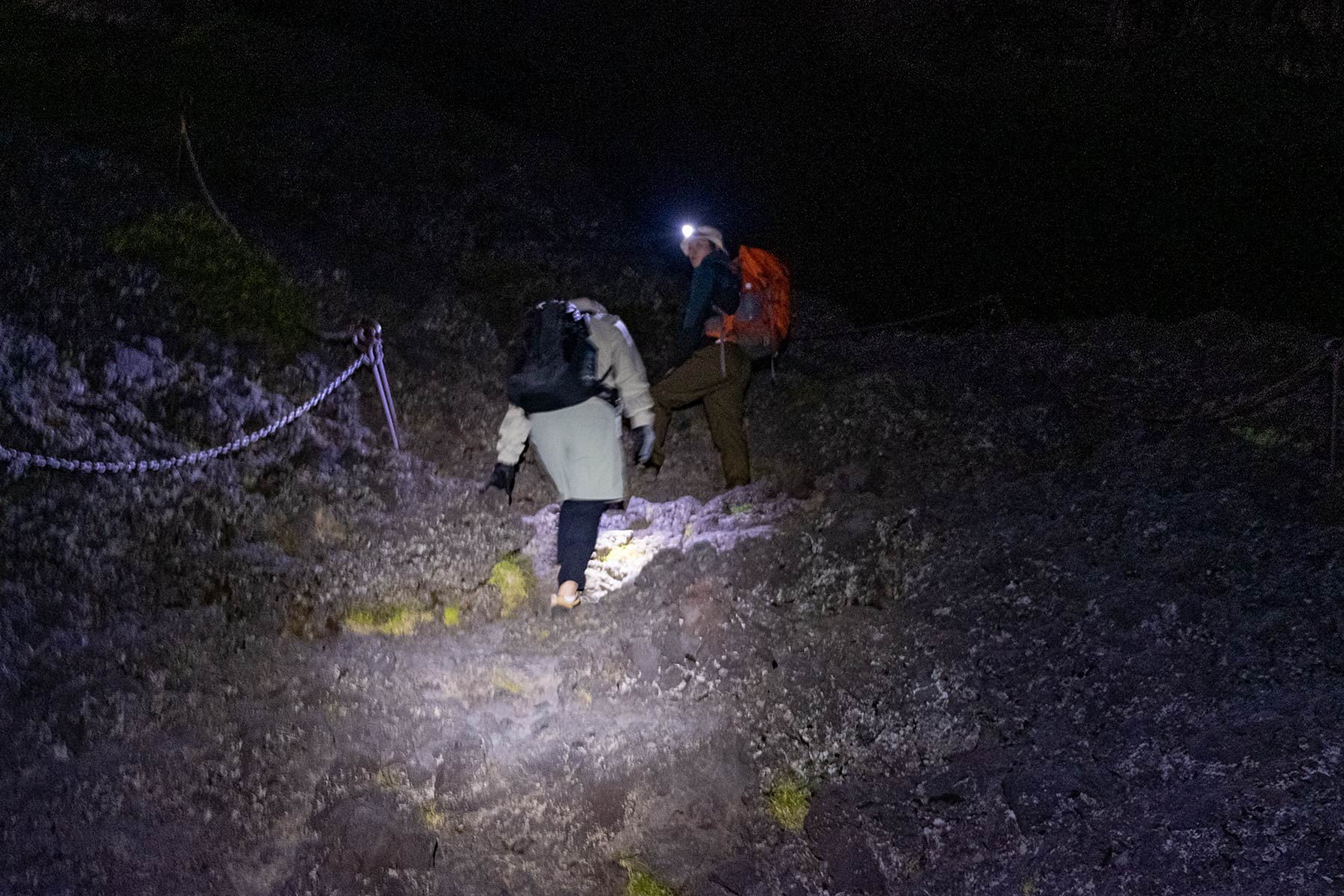 Bergsteigen in der Nacht am Mt. Fuji
