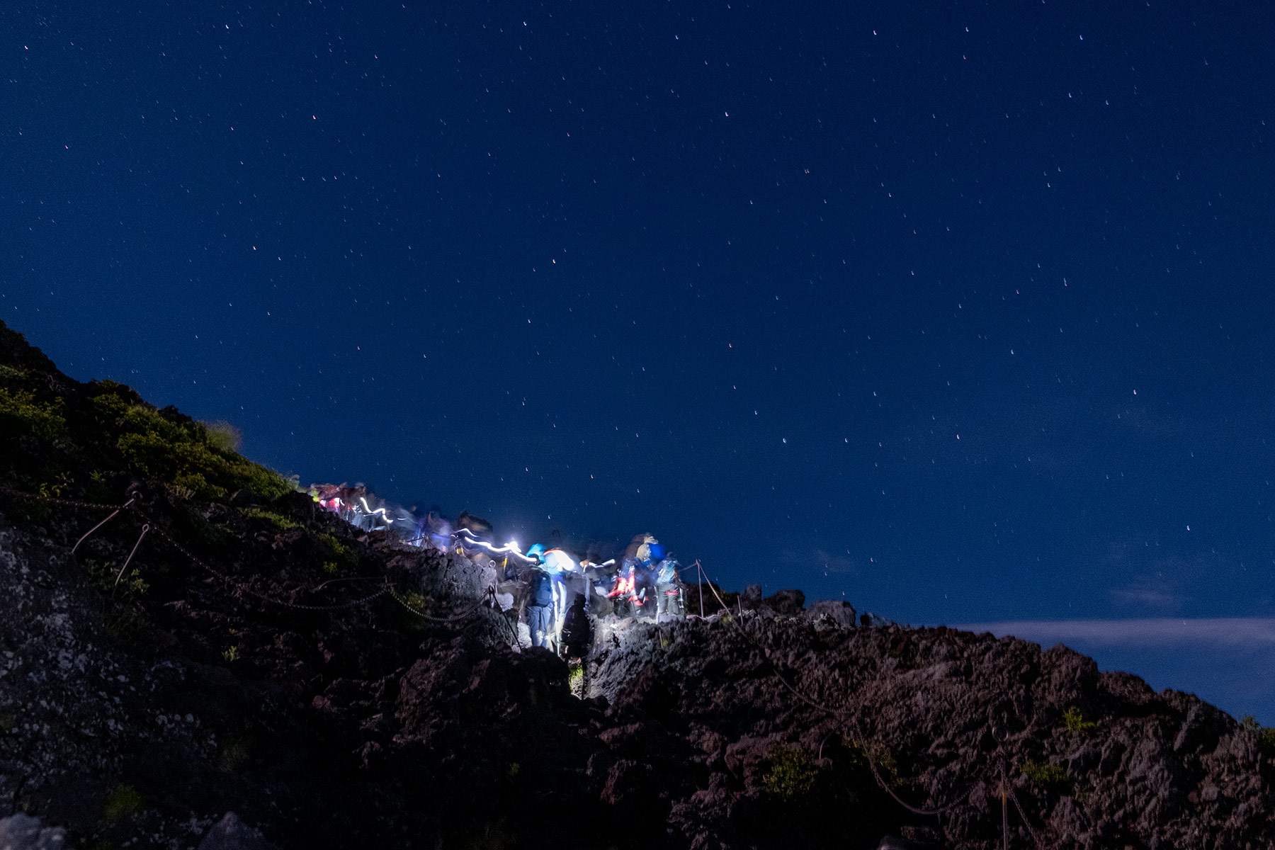 Bergsteigen in der Nacht mit Sternenhimmel am Mt. Fuji