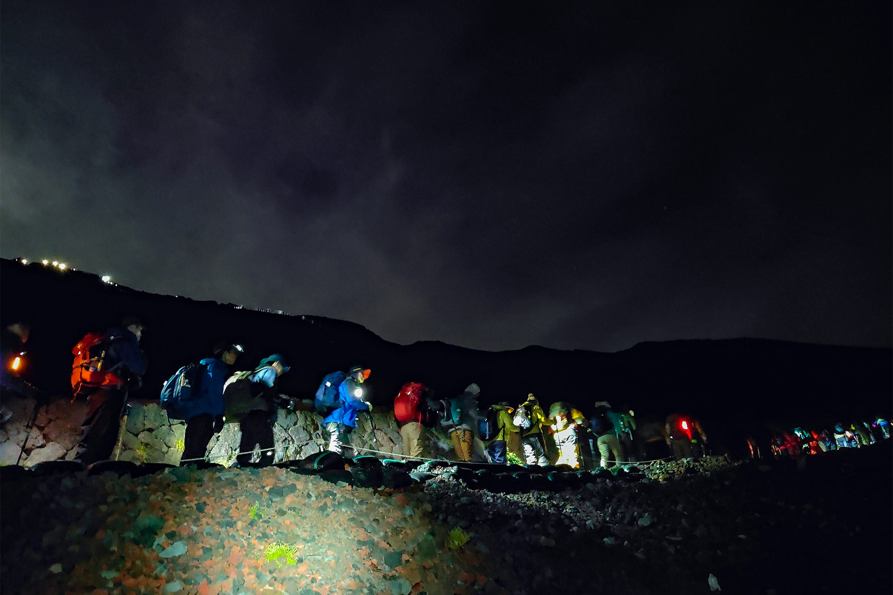 Nachtwanderung mit Kopflampen am Mt. Fuji