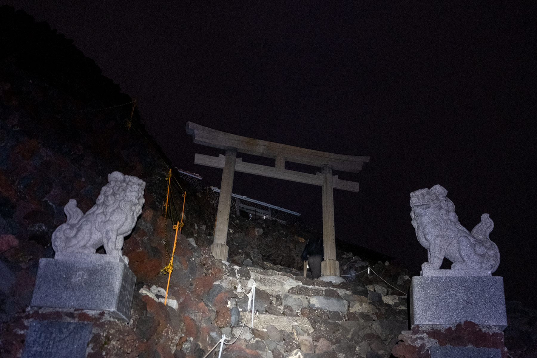 Torii Tor in der Nacht am Gipfel des Mt. Fuji