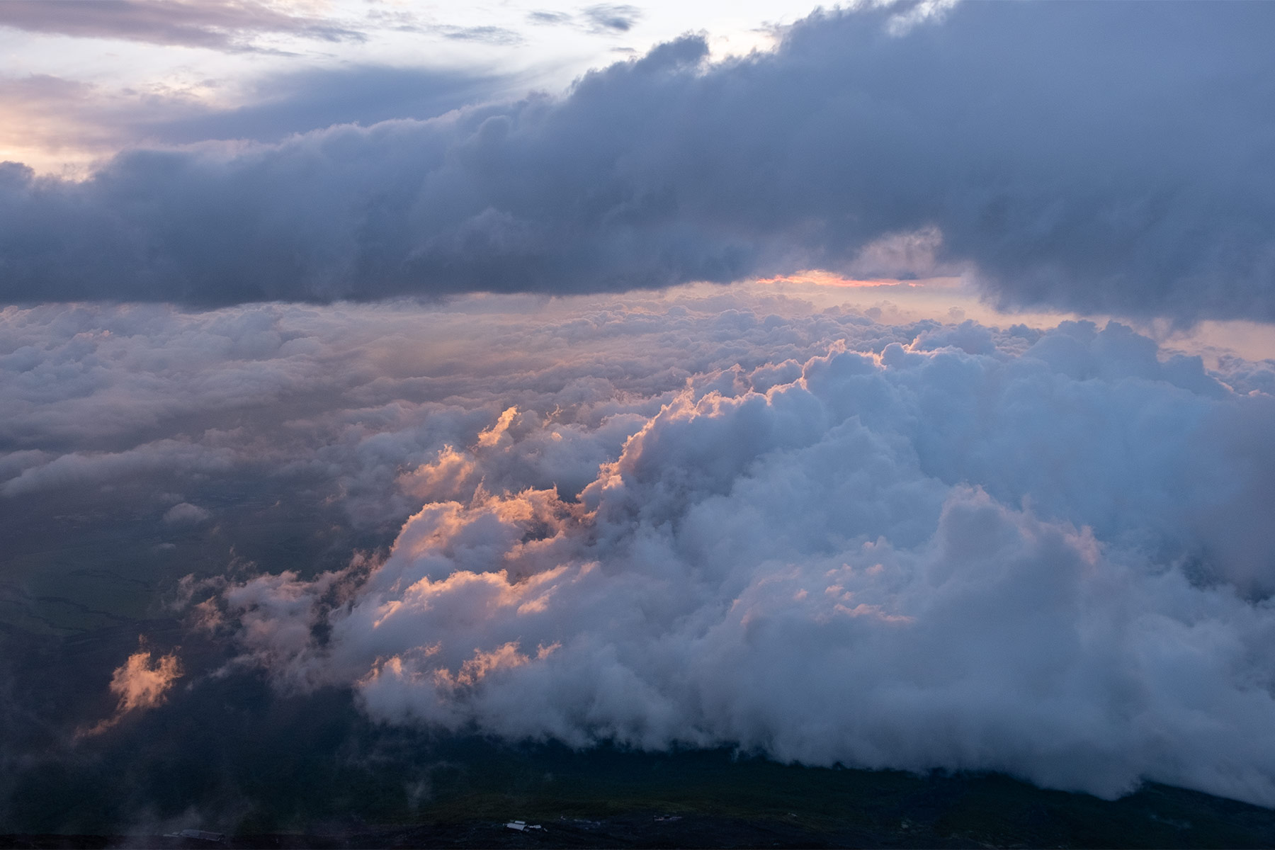 Sonnenaufgang mit Wolkenformationen vom Gipfel des Mt. Fuji