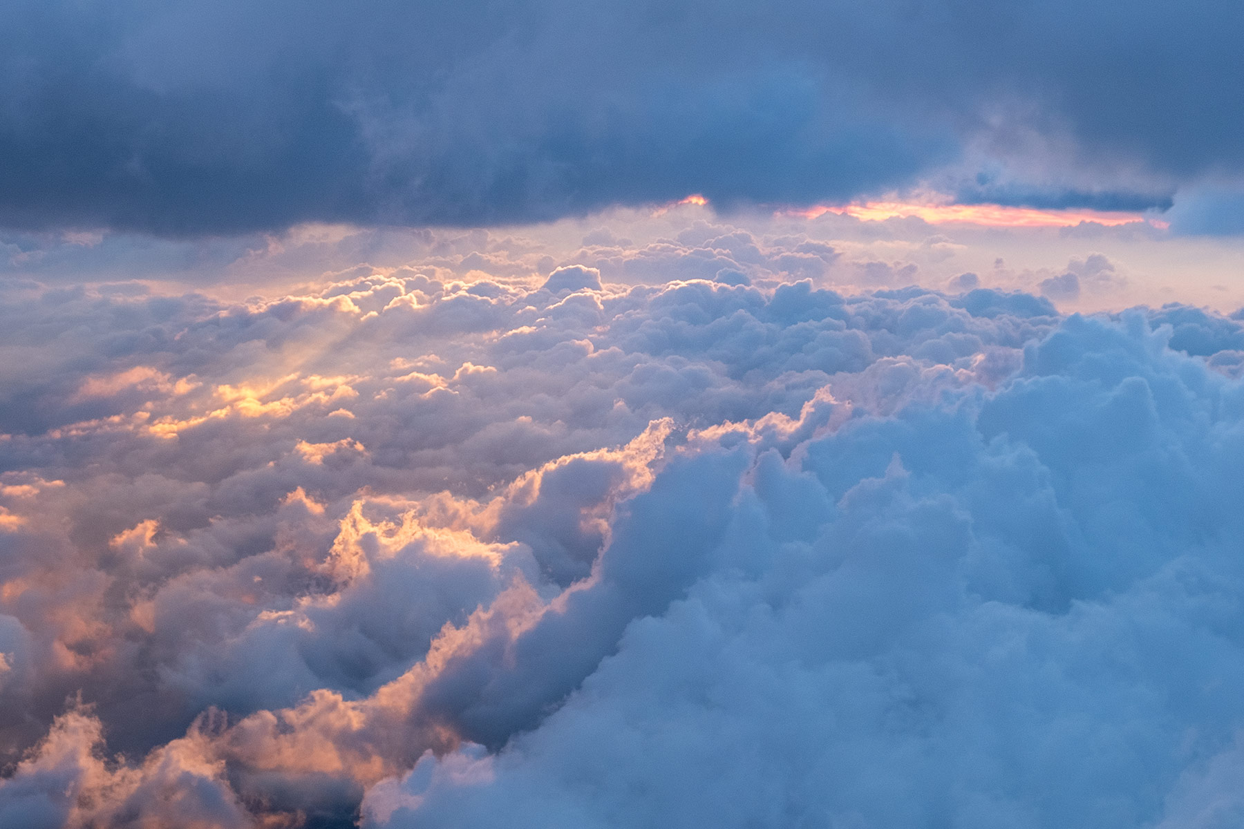 Sonnenaufgang mit Wolkenformationen vom Gipfel des Mt. Fuji