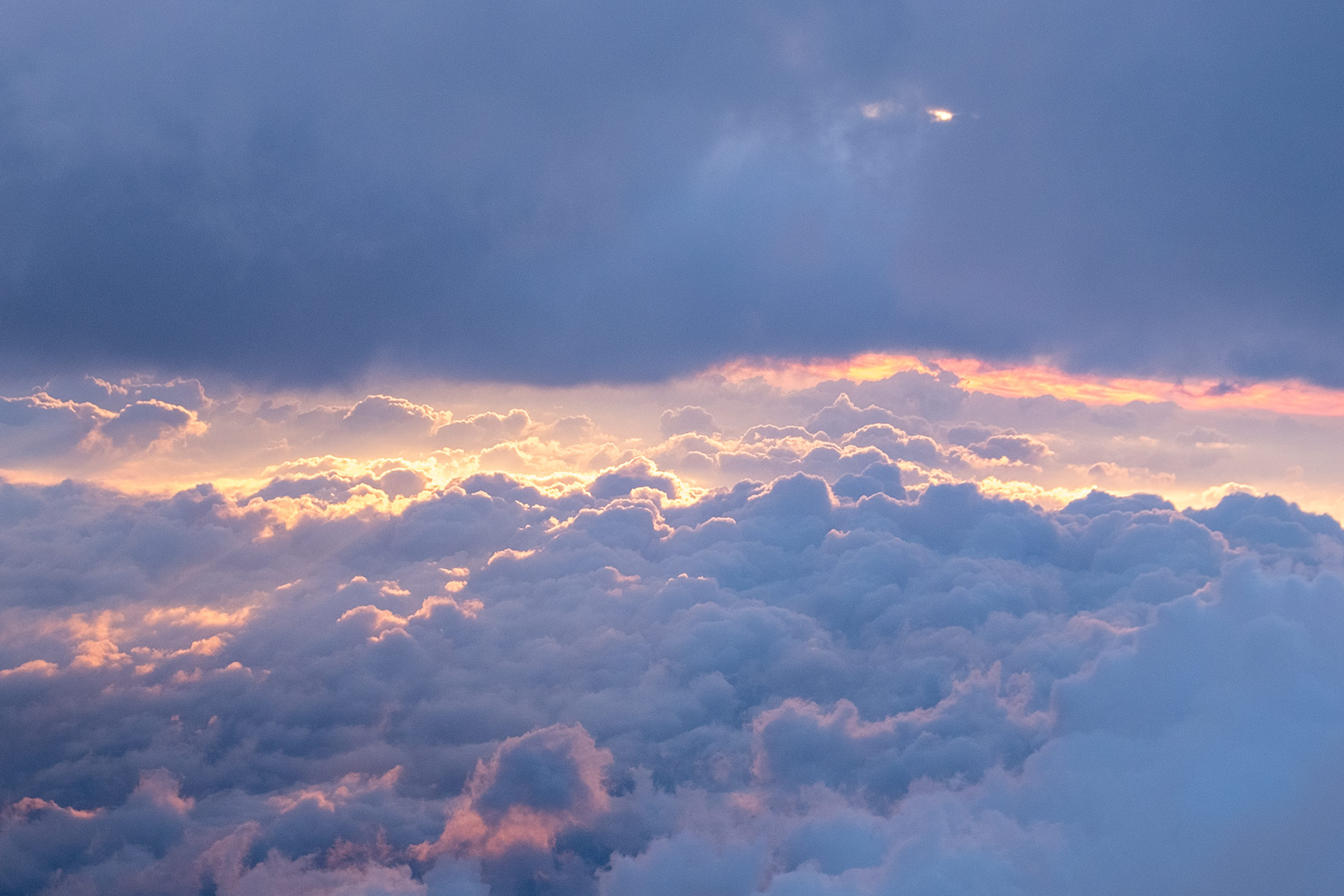 Sonnenaufgang mit Wolkenformationen vom Gipfel des Mt. Fuji