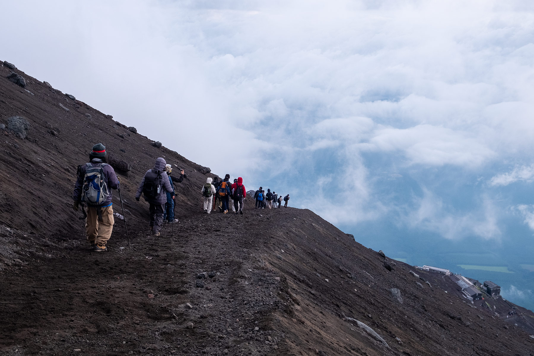 Abstieg über den Wolken vom Mt. Fuji