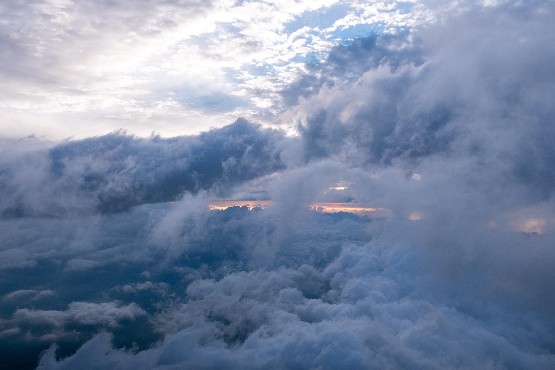 Sonnenaufgang mit Wolkenformationen vom Gipfel des Mt. Fuji
