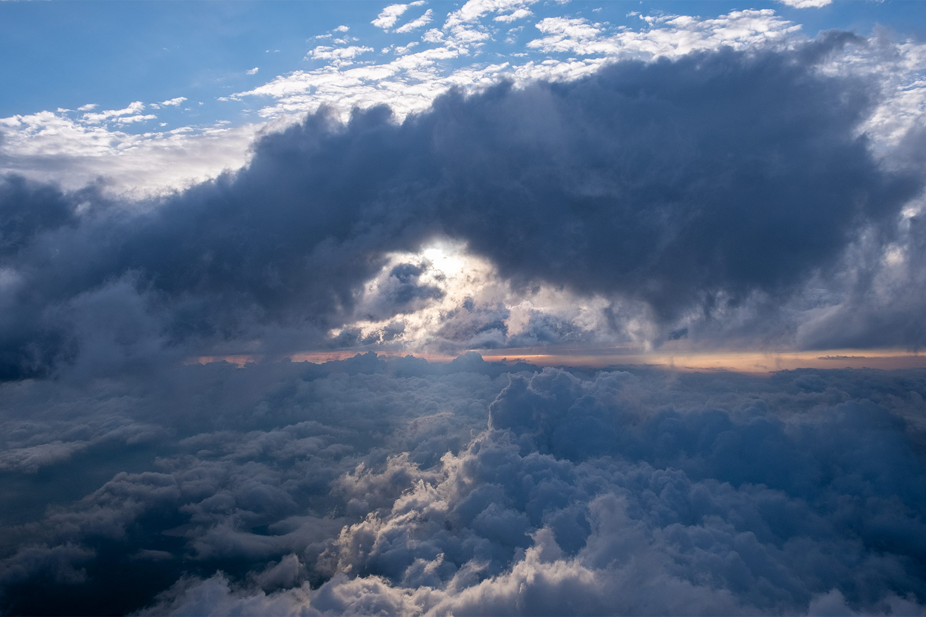Sonnenaufgang mit Wolkenformationen vom Gipfel des Mt. Fuji