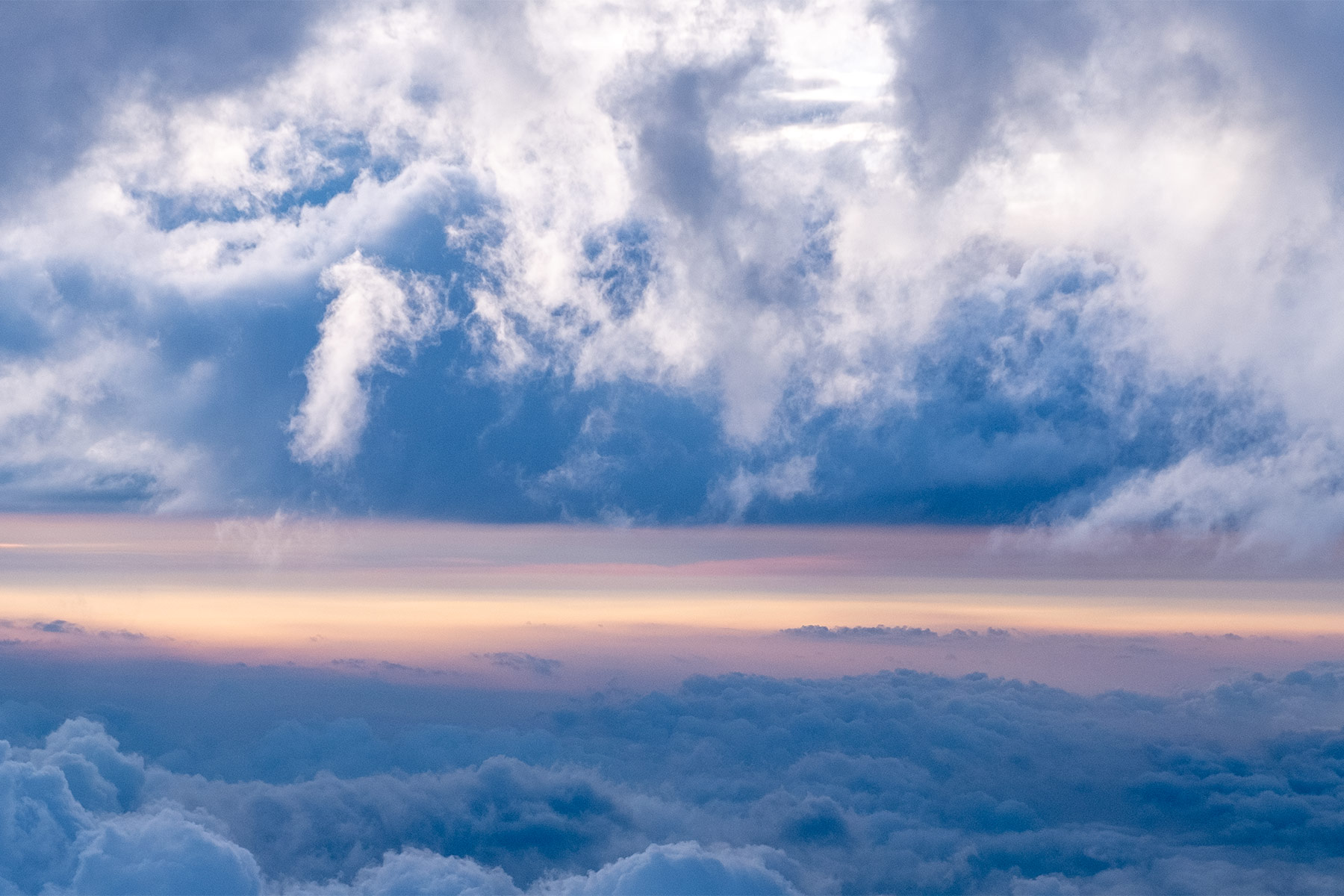 Sonnenaufgang mit Wolkenformationen vom Gipfel des Mt. Fuji