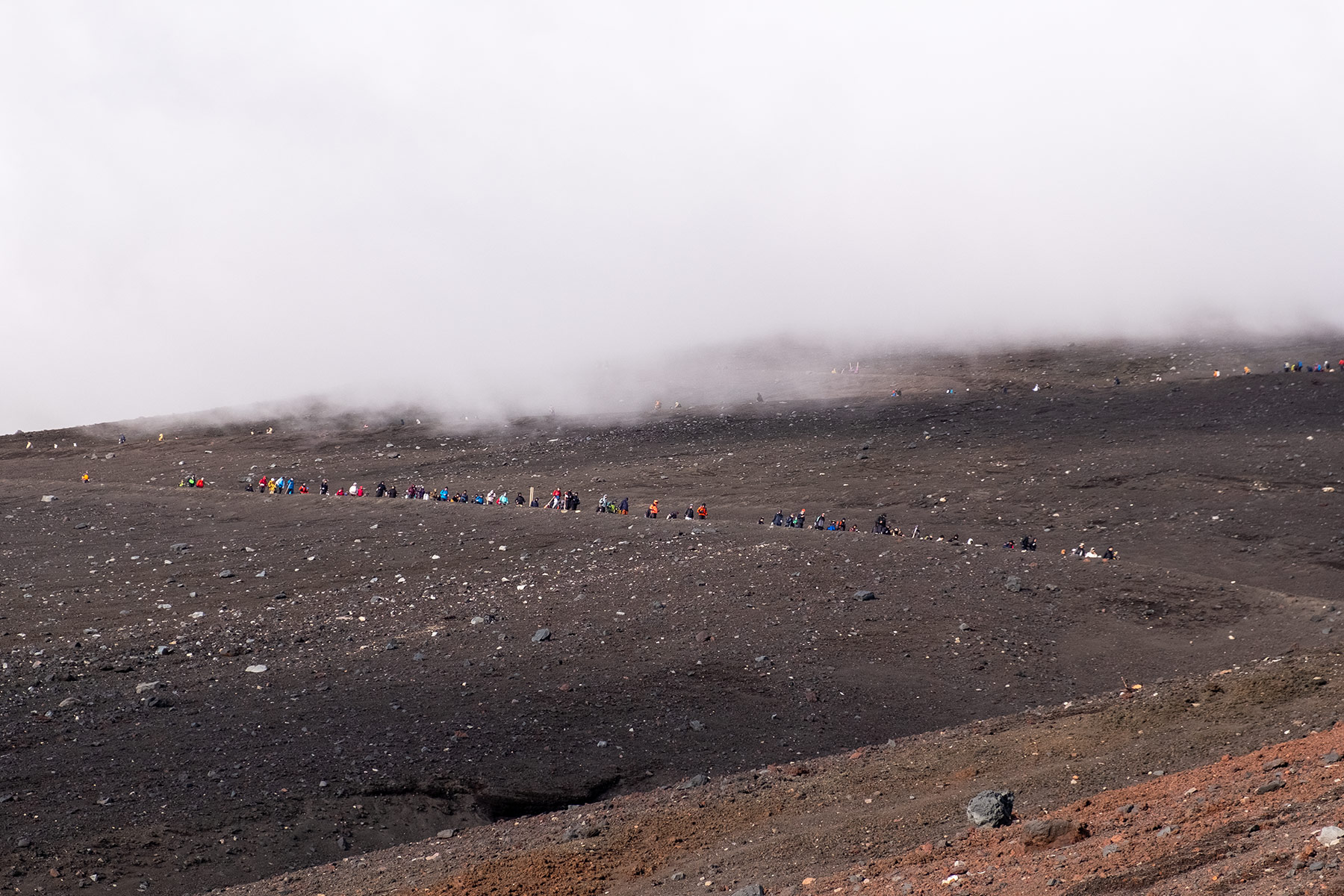 Abstieg vom Mt. Fuji unter den Wolken