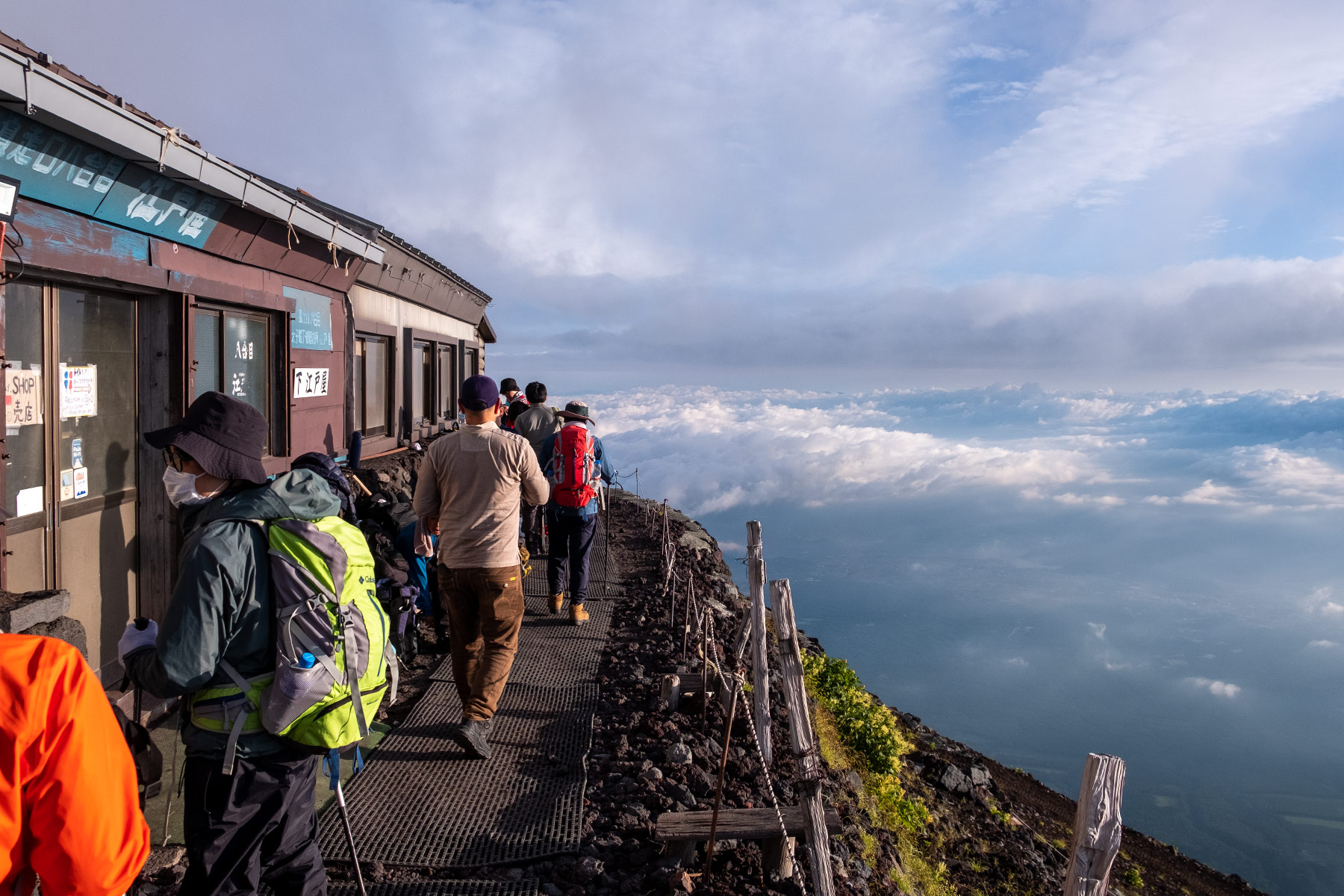 Hütte am Mt. Fuji mit Blick über die Wolken
