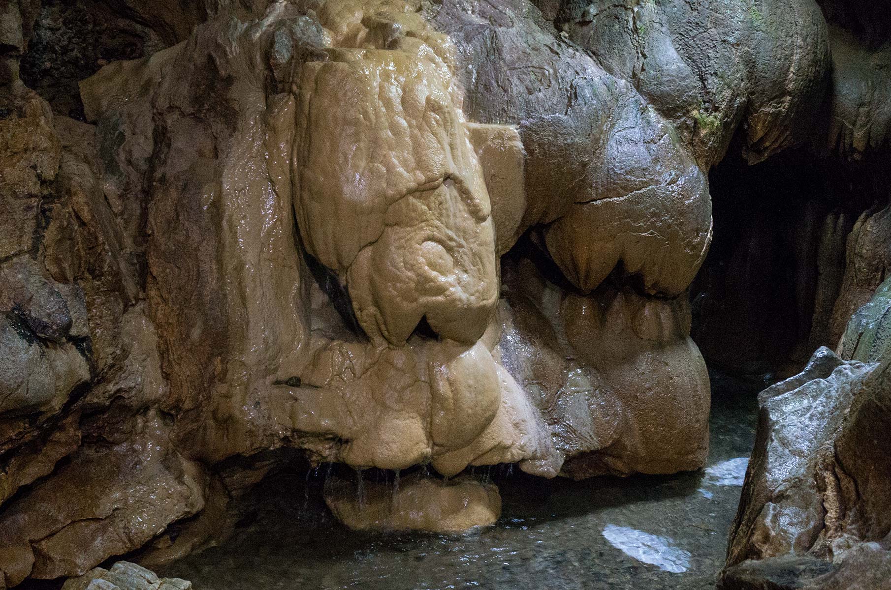 fukuoka-senbutsu-limestone-cave_14 Senbutsu Limestone Cave Kalksteinhöhle in Japan